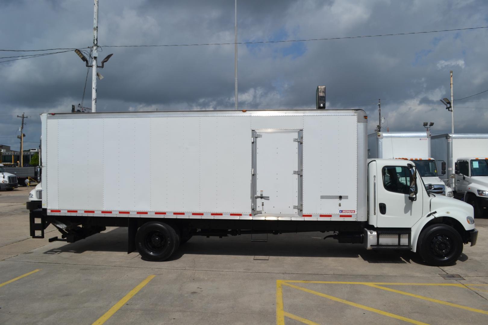 2018 WHITE /BLACK FREIGHTLINER M2-106 with an CUMMINS B6.7L 240HP engine, ALLISON 2500RDS AUTOMATIC transmission, located at 9172 North Fwy, Houston, TX, 77037, (713) 910-6868, 29.887470, -95.411903 - Photo#3